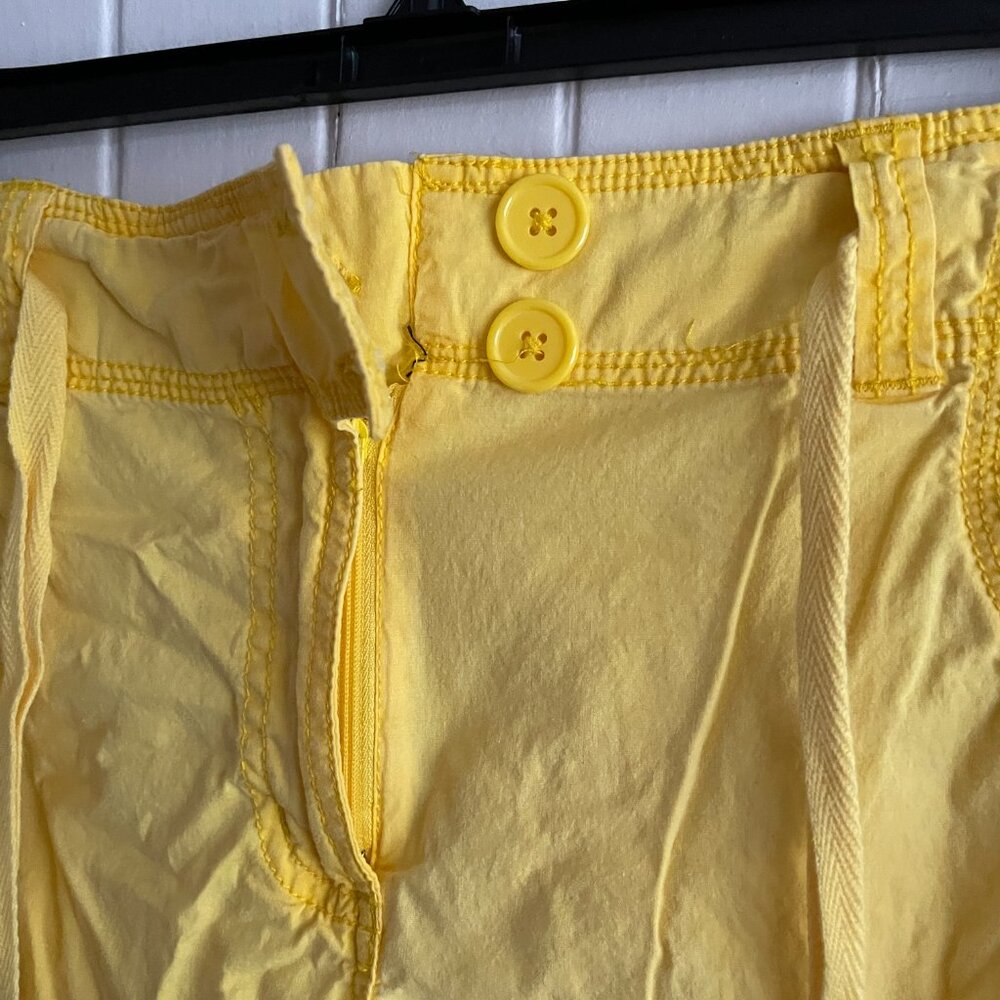 NEW YORK & COMPANY Soft Banana Yellow Gorgeous VINTAGE Capris. NY & Co - Picture 2 of 12